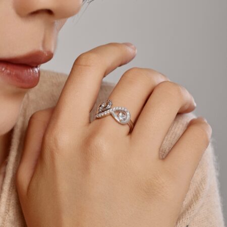 Sterling Silver infinity ring with two baby's feet shape, as a gift for mothers who newly gave birth to a new child