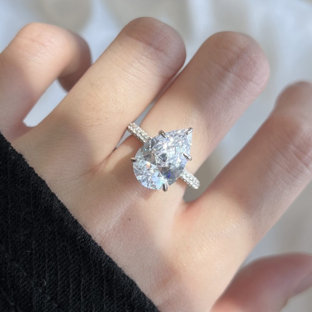 Regalia Spark – 925 Sterling Silver Ring with Large Brilliant-Cut CZ Stone - Image 4