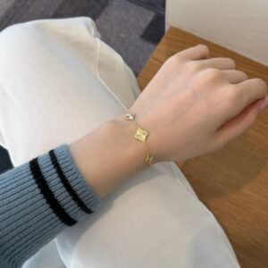 Trinity Clover – The 18K Gold-Plated Clover Bracelet - Alternate View